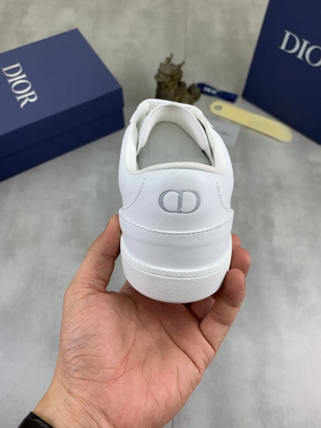 Men's shoes 💰P360 New Dior B01 moral training shoes, white first-layer cowhide, original molded outsole. New to the fall collection, this sneaker marks the return of a Dior classic, reinterpreted in a stylish and elegant silhouette. Crafted from white smooth first-grain cowhide with a tonal silk sheepskin lining, it features the Dior logo on the tongue and inner sides, and a CD icon on the heel. Paired with Tpu anti-slip soles of the same color, it can be matched with various styles to create a sophisticated look.  Code number: 38-44